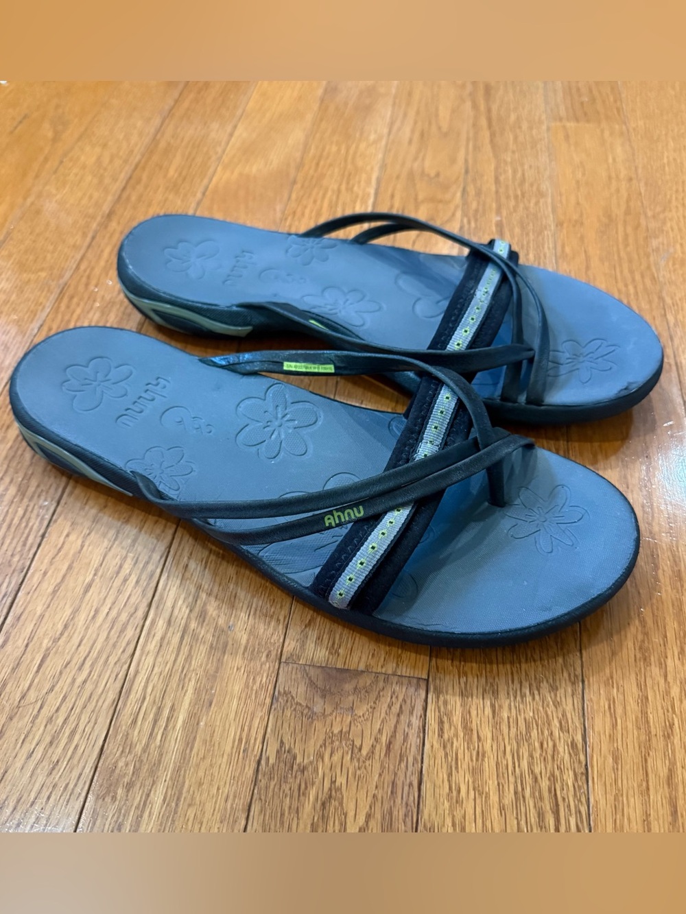 Ahnu Women’s 11 Strappy Slides Sandals Flip Flops Gorpcore Comfort AF2275BLK